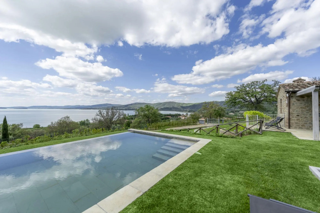 On a private road, nestled among olive trees and unspoilt landscapes, lies Villa Polvese. In an elev-Villa Polvese