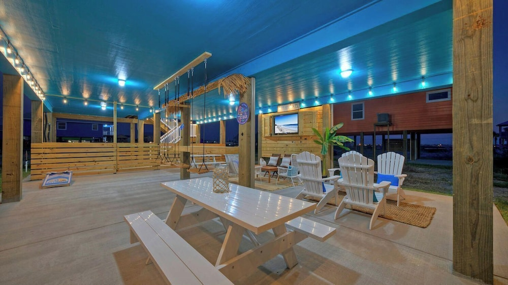 Sleeps 24 2 Homes, Priv Pool, Swing Bar, Patio Lounge Near Nature Preserve