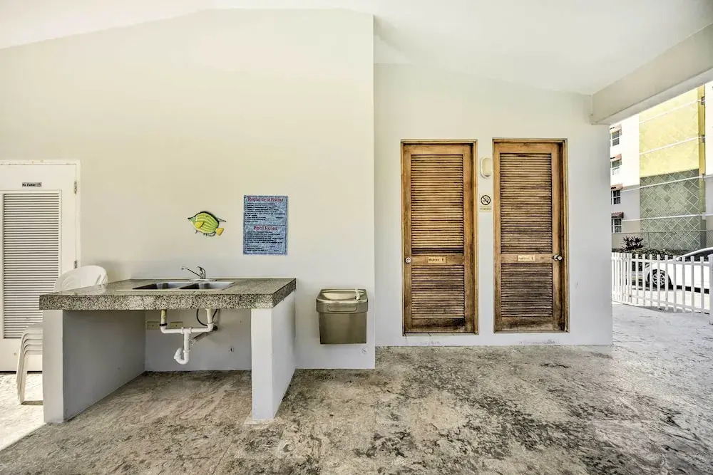 Breezy Condo w/ Ocean View Balcony: Walk to Beach!