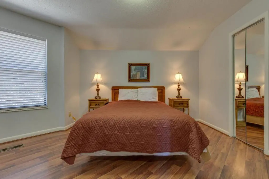Smoky Mountain Dreams, 3 Bedrooms, Pool Access, Hot Tub, WiFi, Sleeps 7
