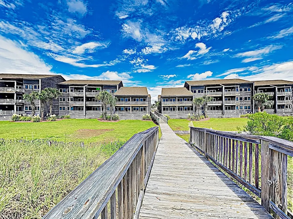 New Listing! Beachfront Gem W/ Pools & Docks 2 Bedroom Condo