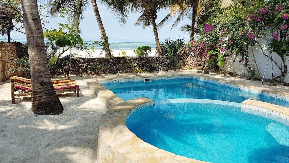 Villa Kipara - Beachside - Private Pool & Jacuzzi