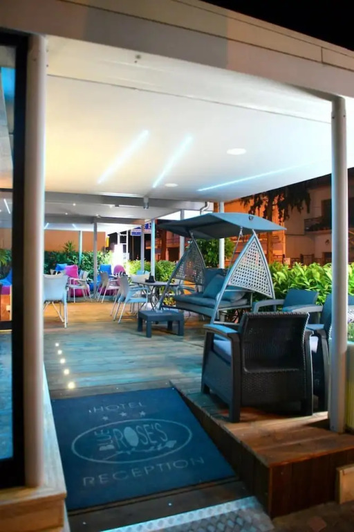 Hotel Blue Roses