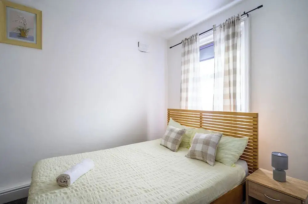 Seaside - House - Sleeps 10 - Parking - Garden