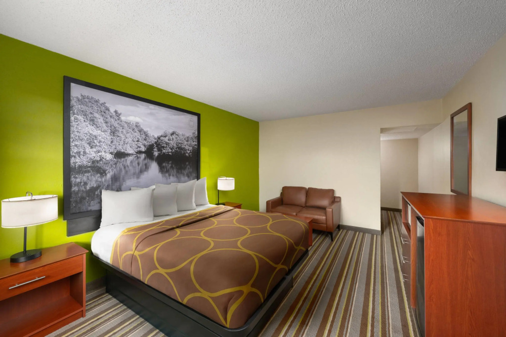 Super 8 by Wyndham Lake City