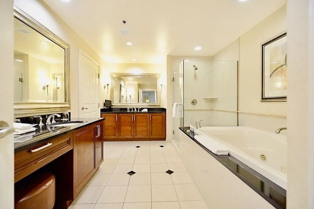 MGM Signature Deluxe Balcony Strip View Suite