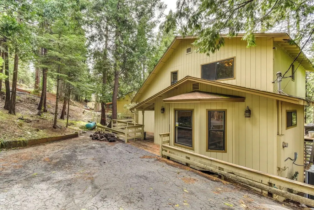 2 Mi to Mi-Wuk Village: Cabin w/ Large Deck