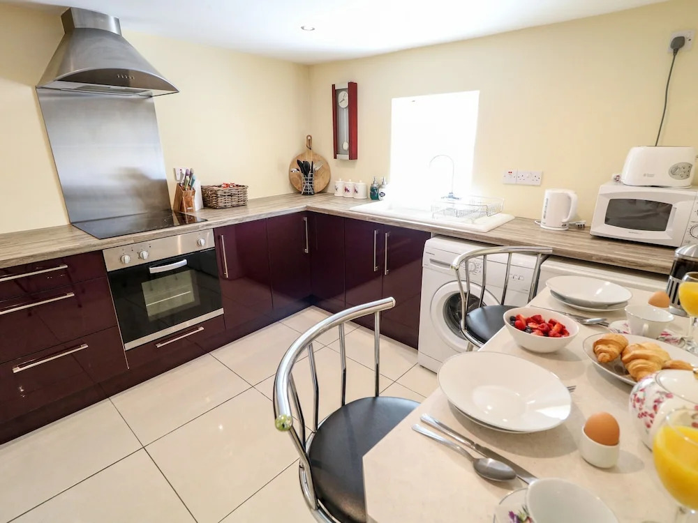 Whispering Willows - The Thatch, Carndonagh