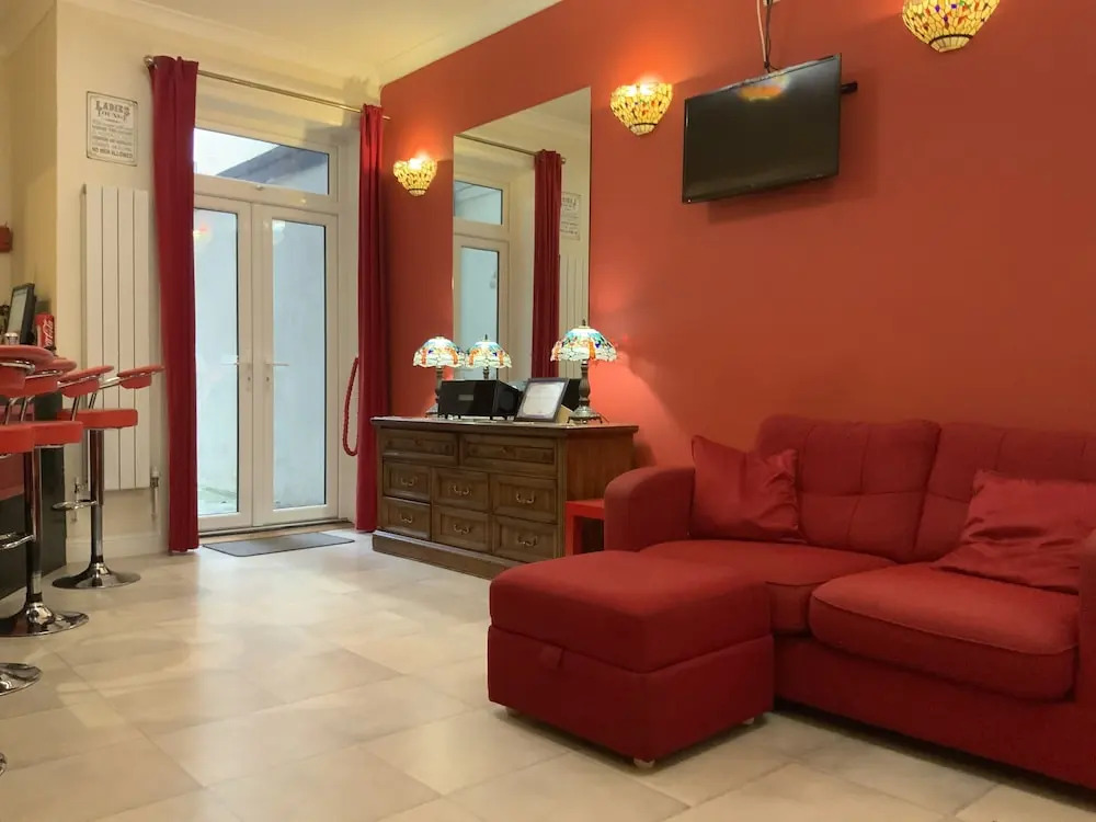 Scarlets Hotel & Jocks Bar