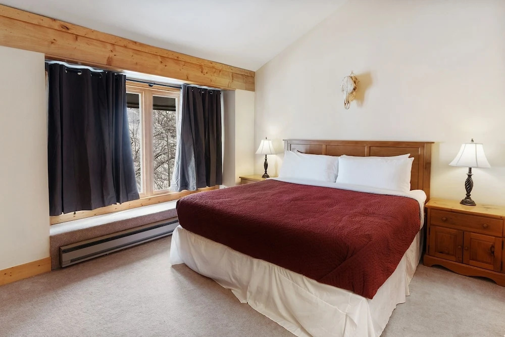 Winterset 8 pet Friendly 4 Bedroom Townhouse by RedAwning