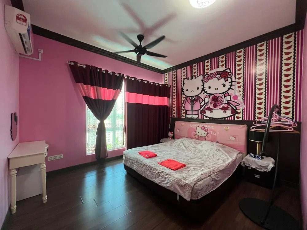 Hello Kitty Signature Suite