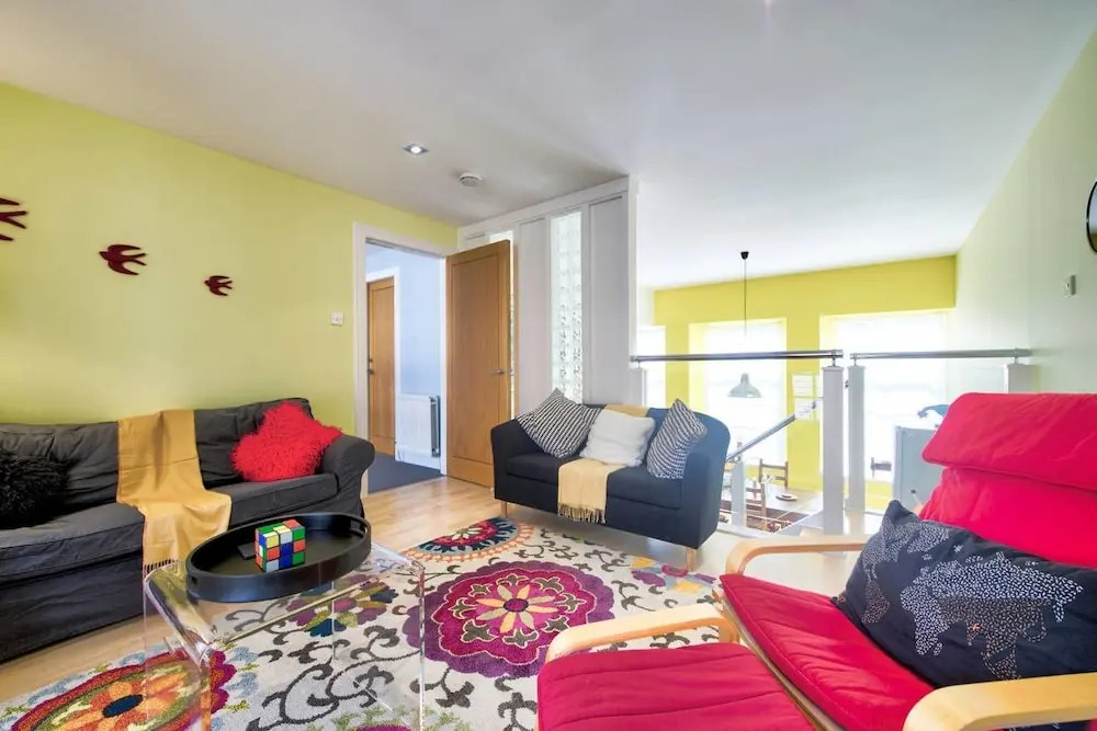 3bed/3bath Townhouse With Free Parking and Balcony