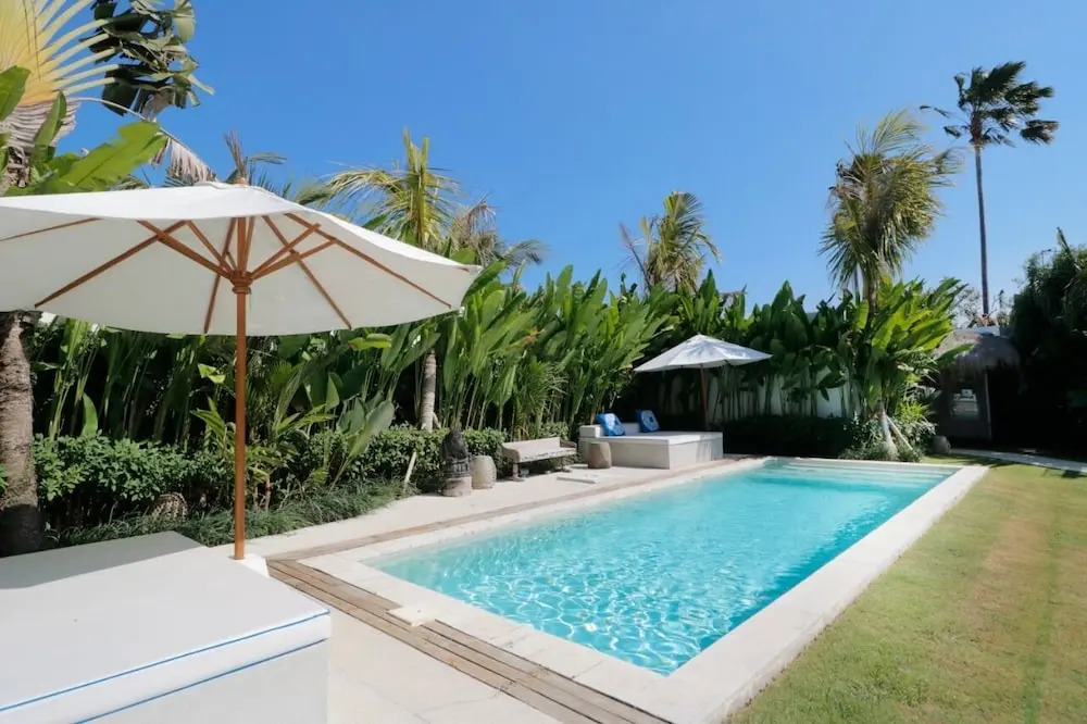 Amazing Villa With Pool and Huge Lawn