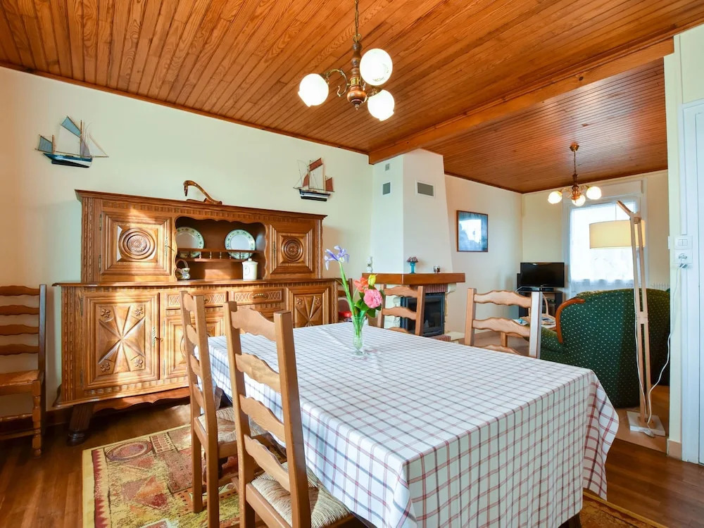Classic Holiday Home in Saint Nic-Pentrez with Fenced Garden