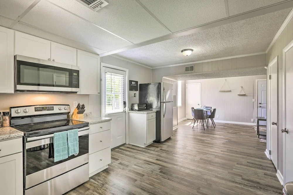 Garden-level Hendersonville Apt: 20 Mi to Broadway