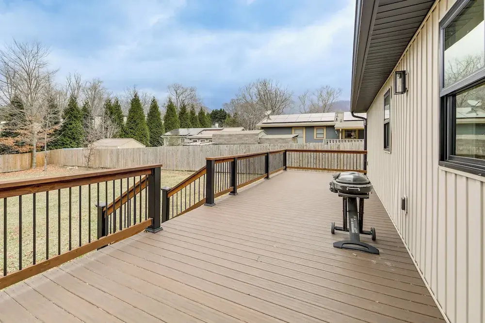 2 Mi to Lake Tomahawk Park! Quiet Escape w/ Deck