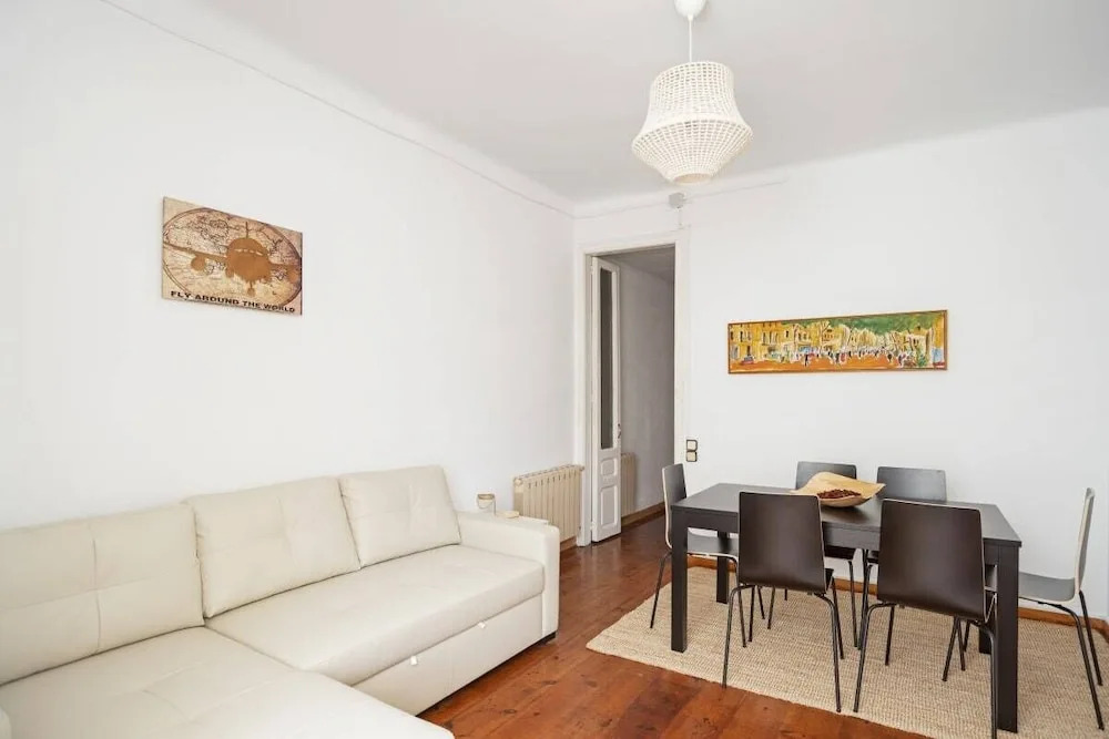 Spacious 4 Bed Apt Close to Sagrada Familia Temple
