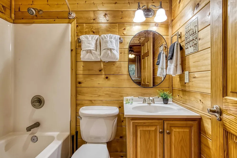 Gatlinburg Getaway - Private Theater Hot Tub