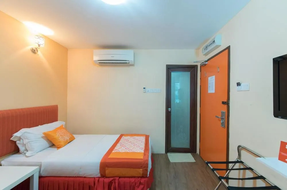 OYO 137 1st Centro Hotel