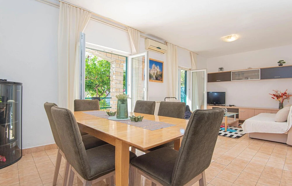 Amazing Apartment in Brodarica With 3 Bedrooms and Wifi