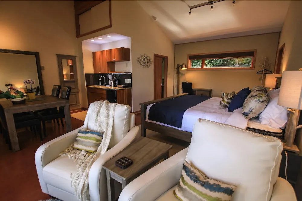 Salmonberry Inn