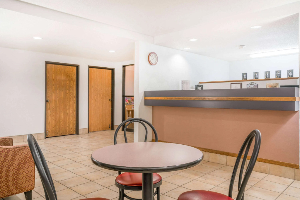Super 8 by Wyndham Portage