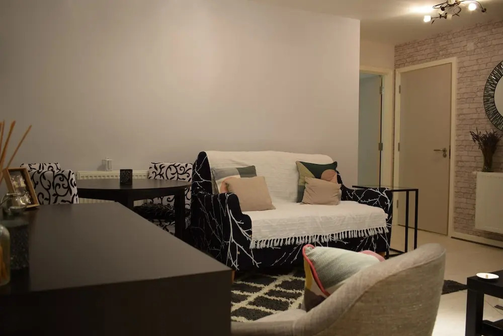Modern 1 Bedroom Apartment With Balcony