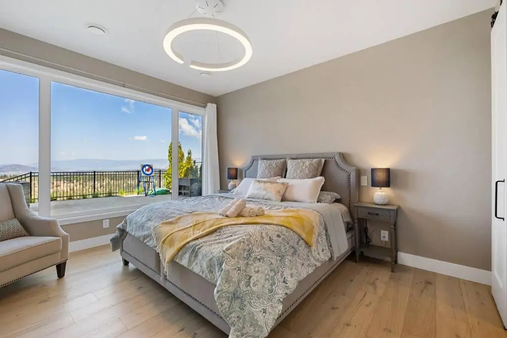 Newly Modern House w/ urban landscape of Kelowna!！