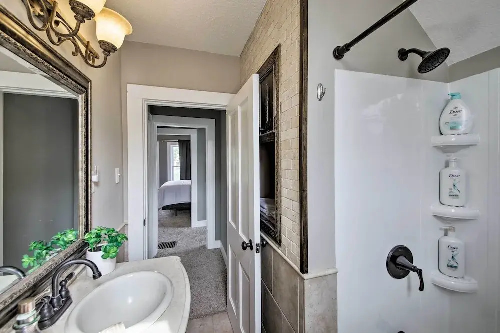Lakeside Garden Home - 1 Mile to Main Street!