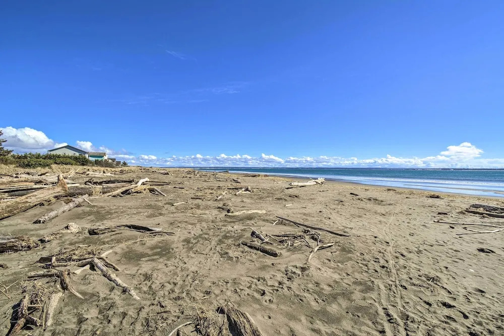 Ocean Shores Retreat w/ Porch & Canal Views!