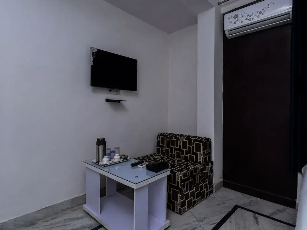 Golden Plaza By OYO Rooms