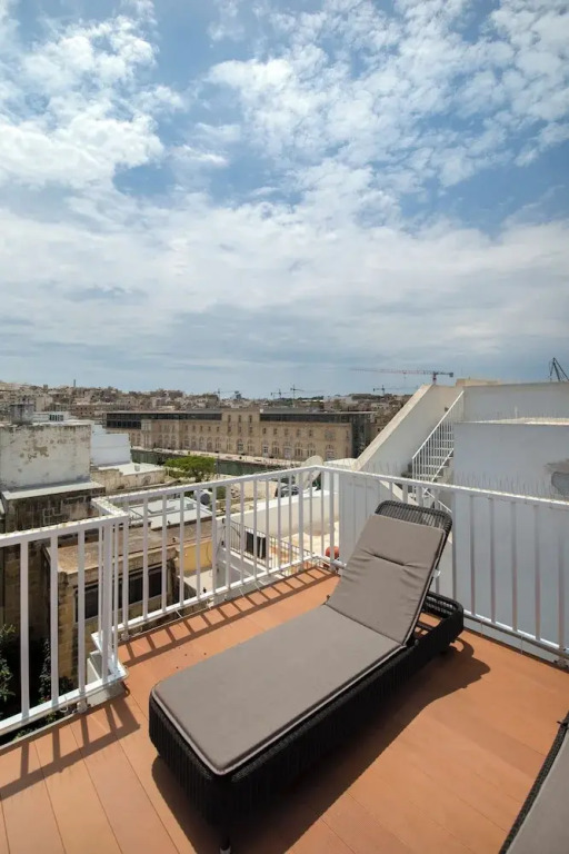Traditional Townhouse - Rooftop Seaviews