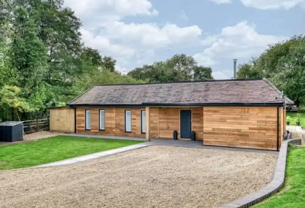 Cedar Barn Getaway, 3 Bed, Sleeps 6, Parking