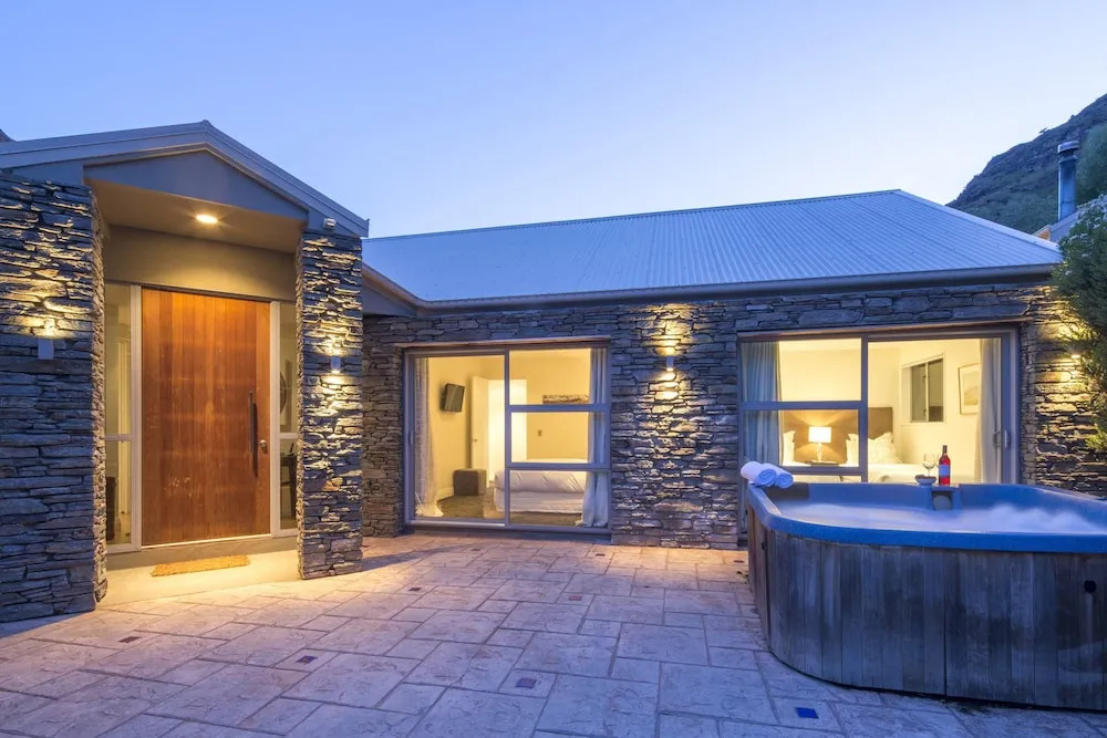 Riverview Retreat Holiday Home by MajorDomo