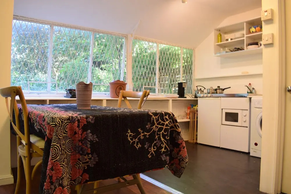 1 Bedroom Apartment With Garden in South West London
