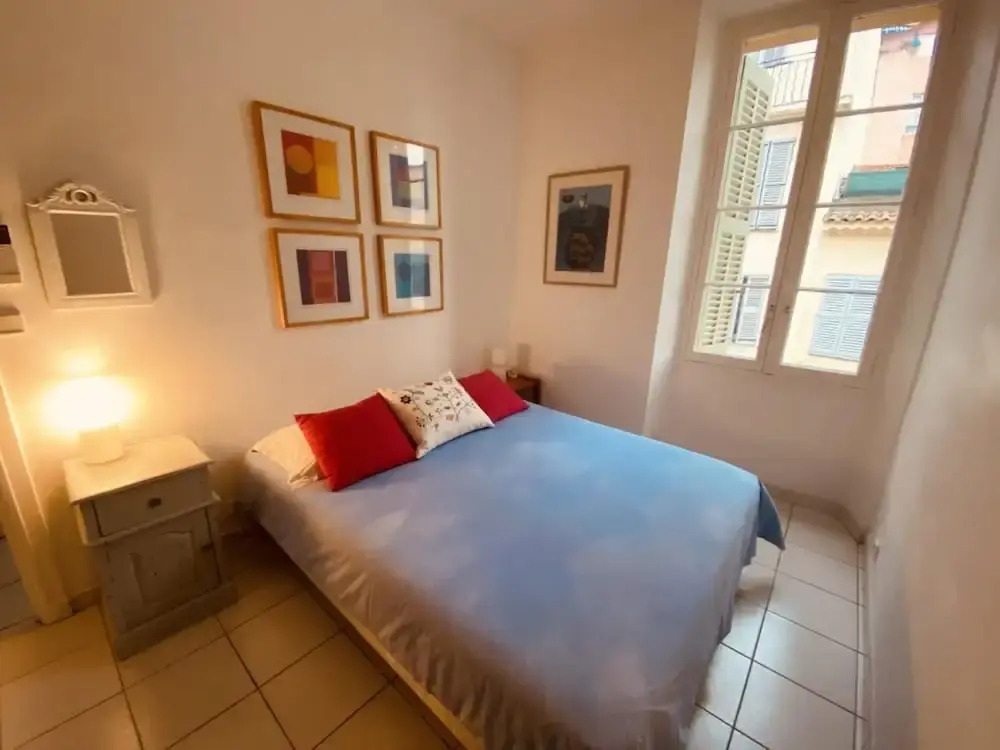 2 Bedroom Apartment in the Heart of Cannes air Conditioning Easy Walk to the Palais des Festivals - 2015