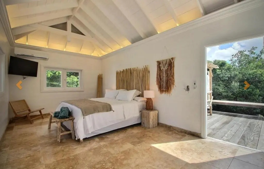 3 bedrooms villa at Les Terres Basses 200 m away from the beach with lake view private pool and enclosed garden