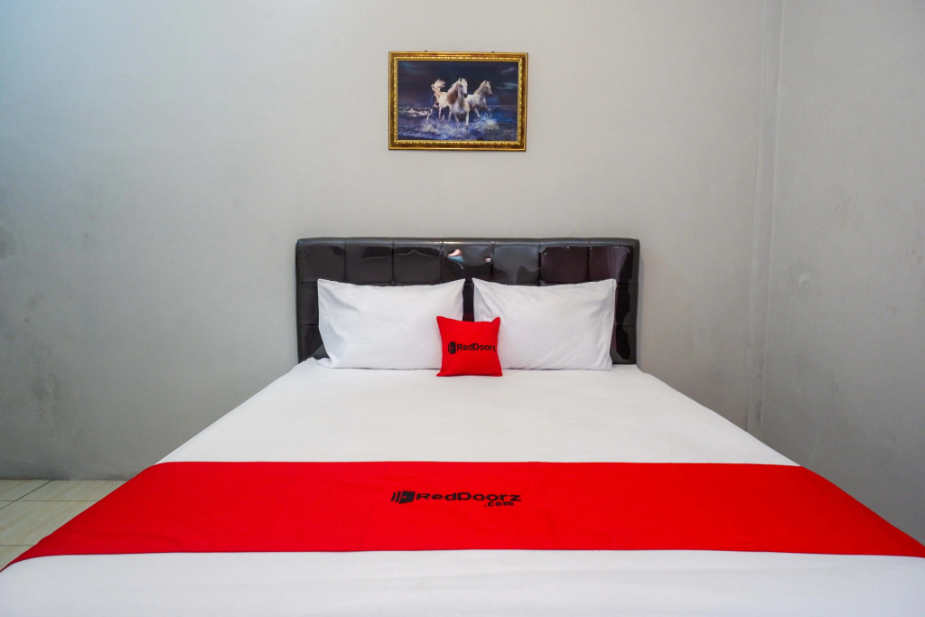 RedDoorz near Patung Kuda Solo Baru