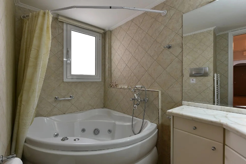 Victoria Square Apartment 2 Bedrooms 1.5 Bathroom Apts