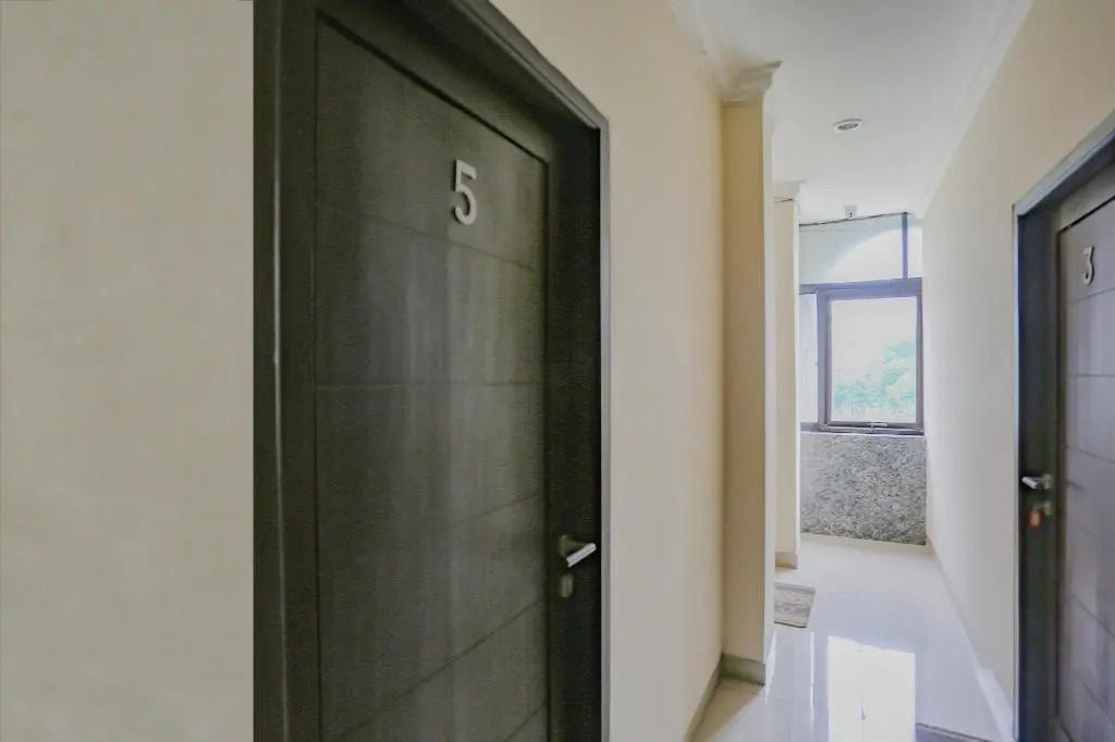 RedDoorz Syariah near Stasiun Karet