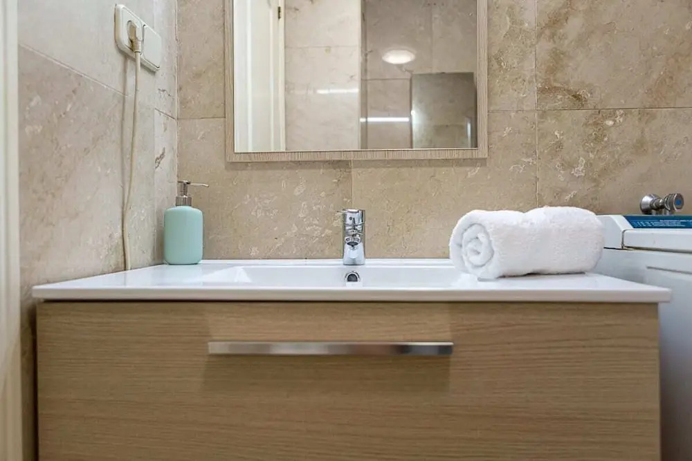Cute 1 Bed Flat w Balcony, 2 min to Metro
