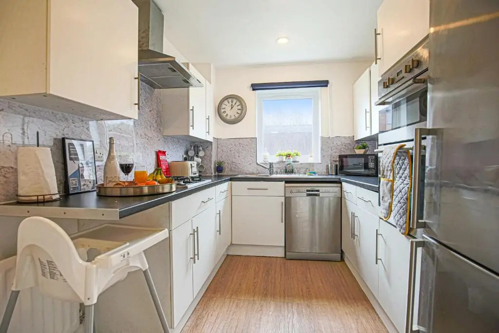 Detached House with Free Parking, Garden, Fast Wifi and Smart TV with Netflix by Yoko Property