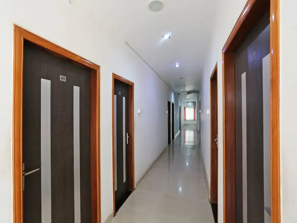 OYO 13288 Hotel Rajashree Inn