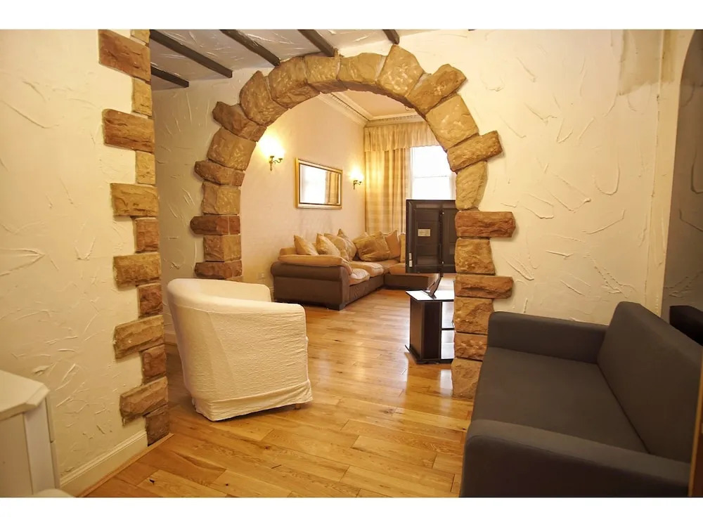 Spacious 2 Bedroom Flat, Leith Walk
