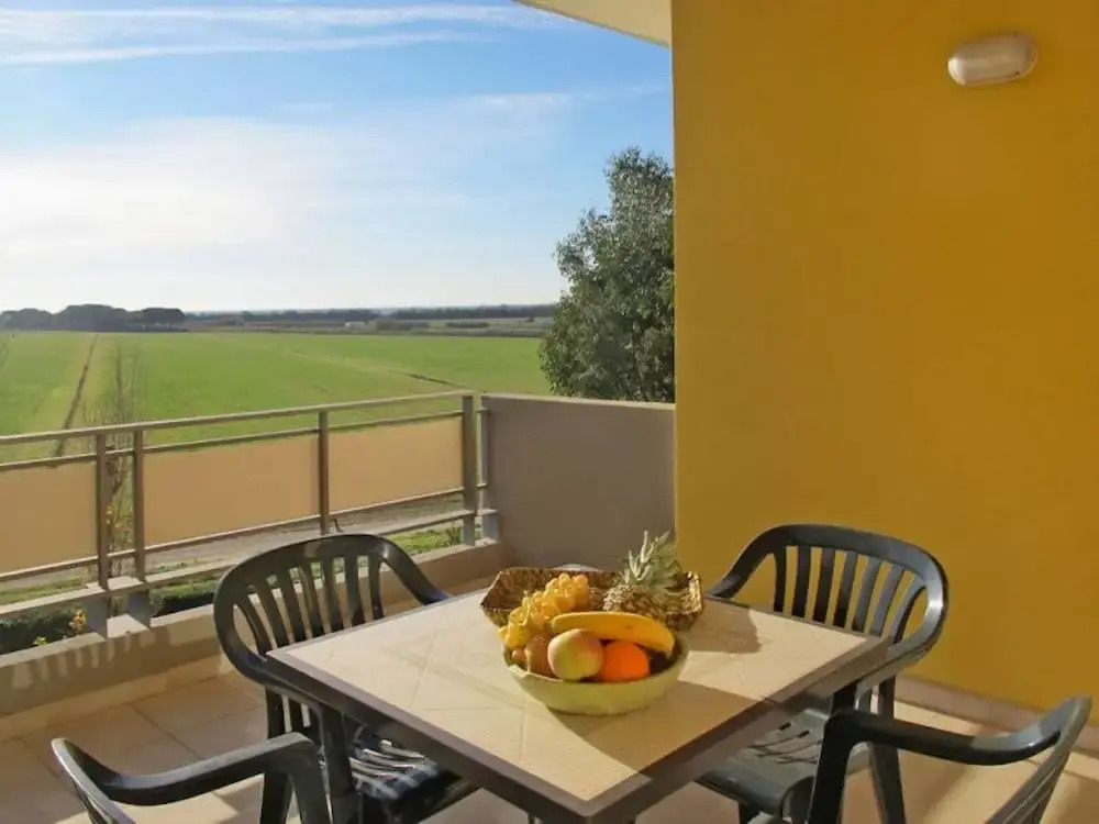 Residence with swimming pool in Luni Mare