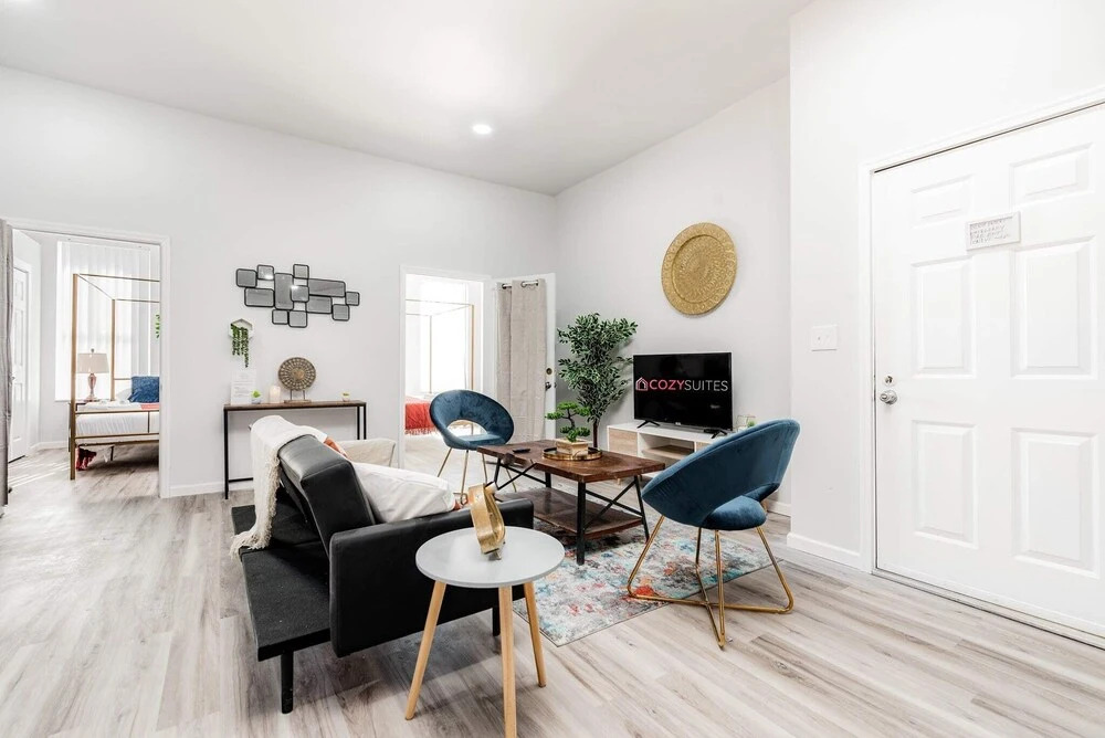 2BR Park Ave Townhome with parking by Cozysuites