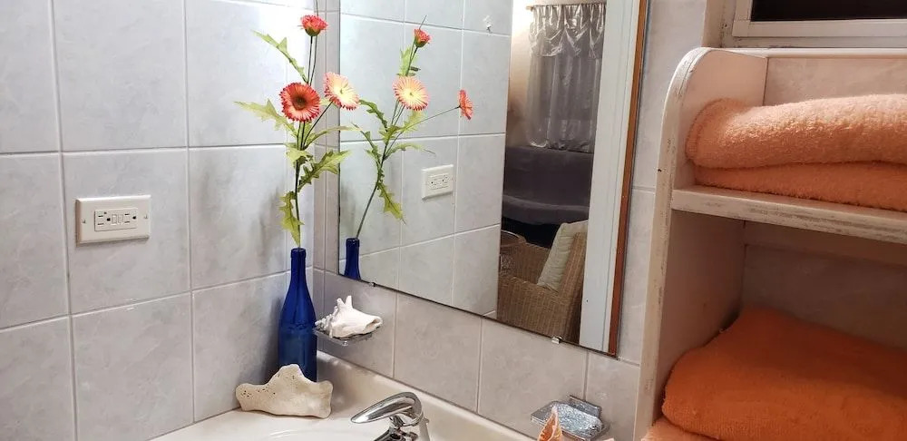 The Greenside Cottages - Private Tropical Garden - Residential area 5 mins from the beach