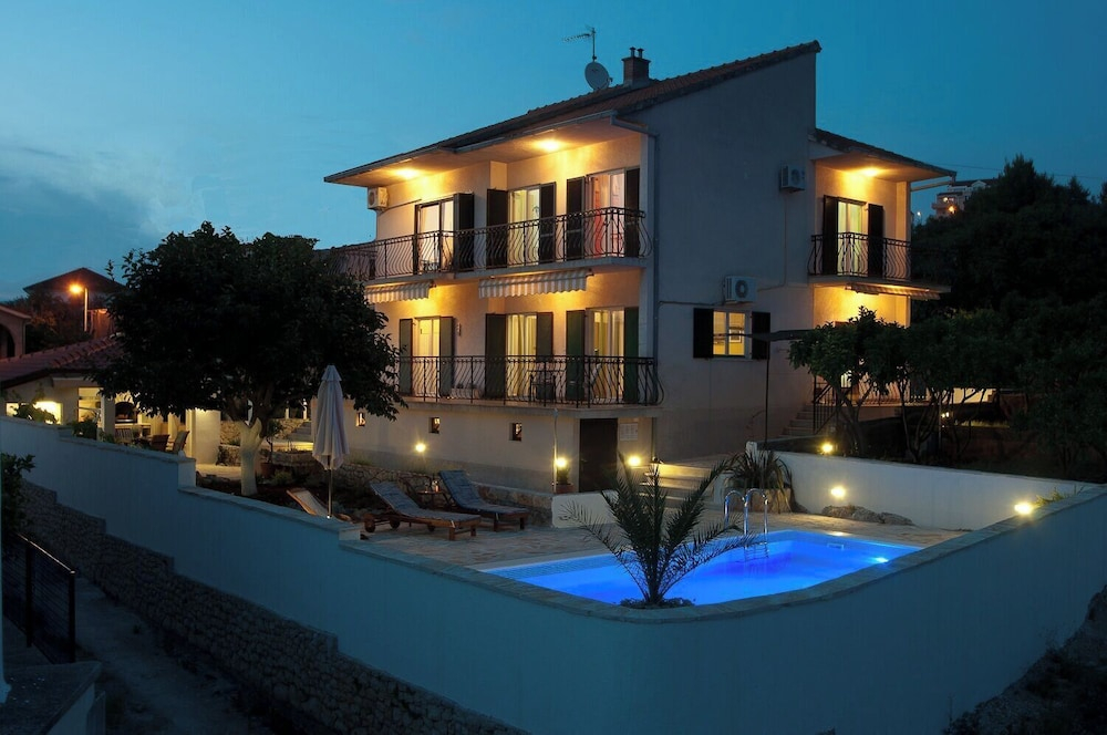 House Mrcela 200m From Beach