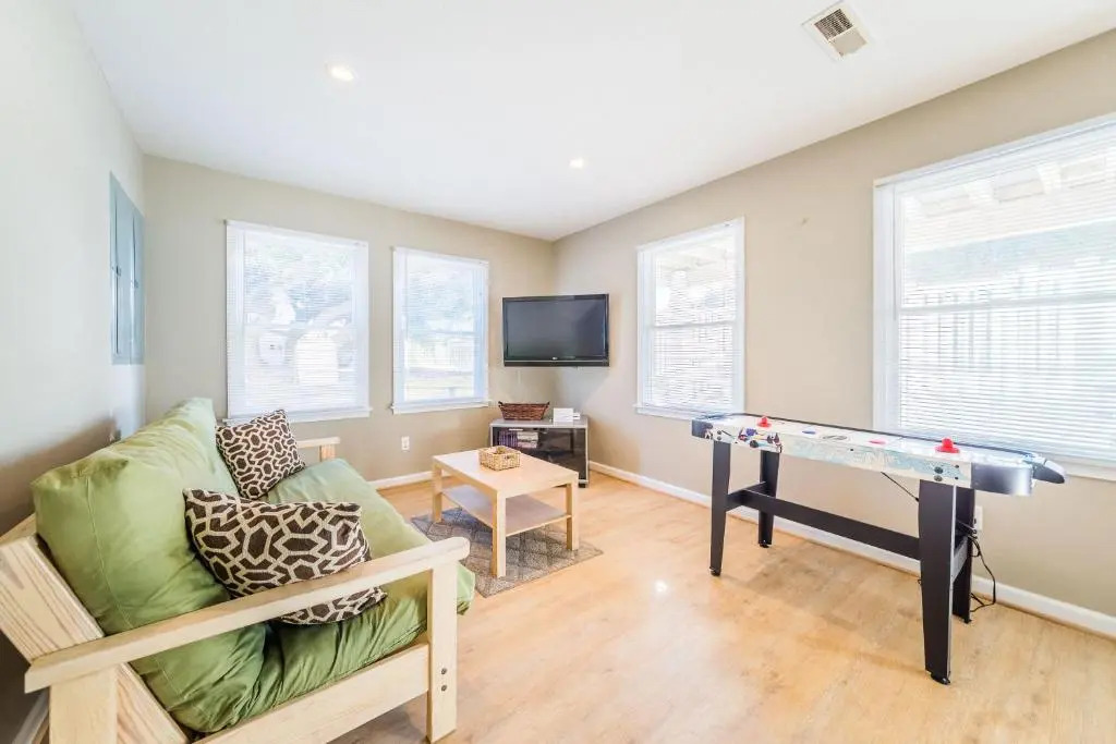 King BEEch - Southern Shores, 300 Yds to Beach, Ocean View, Pool, Hot Hub, Fenced Yard