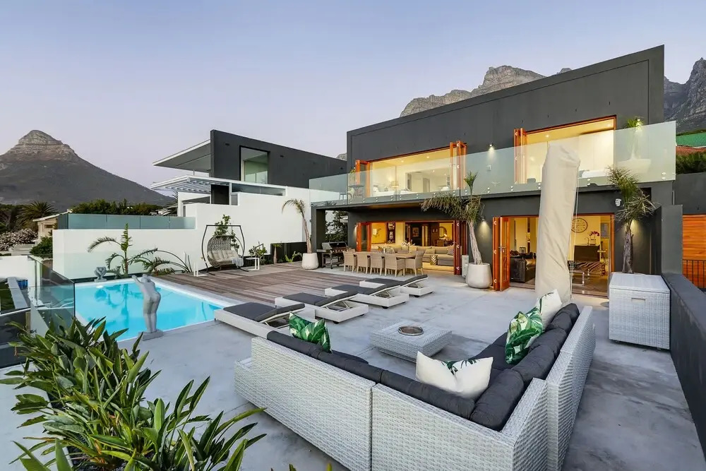 Jo Leo - Camps Bay Lux Villa with views & pool